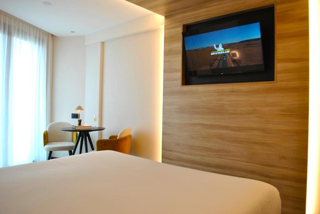Una televisión o centro de entretenimiento en Hotel Delfin Azul