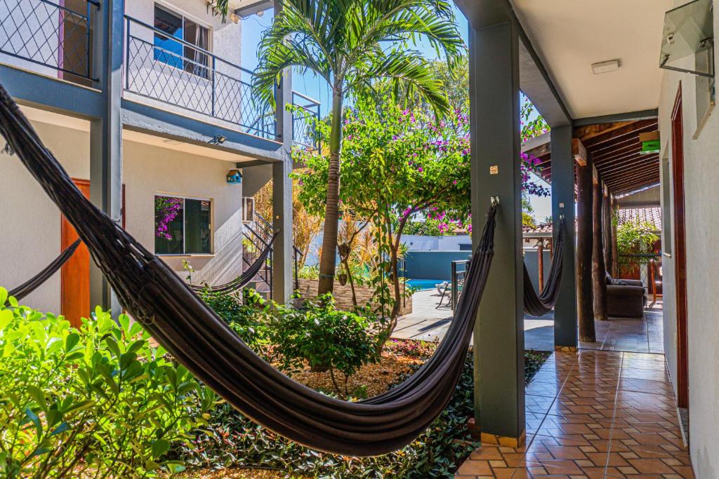 un'amaca nel cortile di una casa di Pousada Papaya - Bonito a Bonito