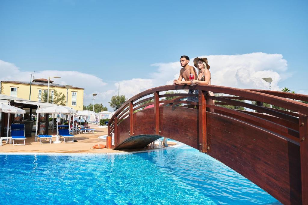 Bazén v ubytování La Isla Resort nebo v jeho okolí