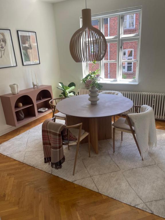 Gallery image of Central lejlighed med udsigt til parken in Odense