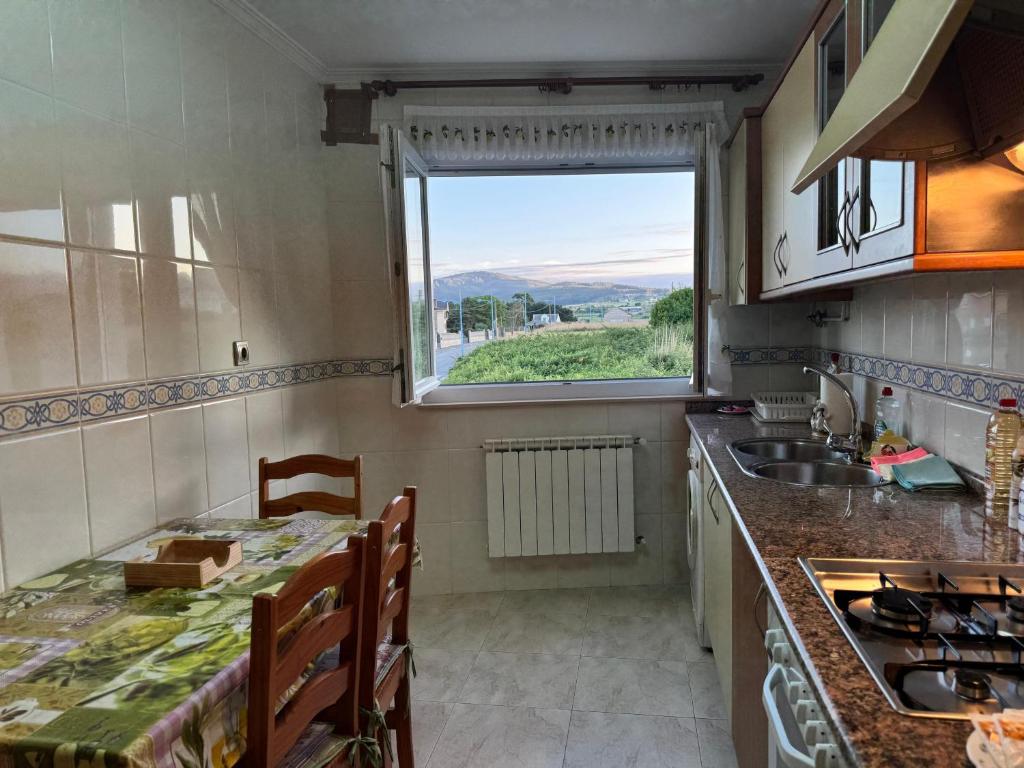 Een keuken of kitchenette bij Apartamento Arnela Foz