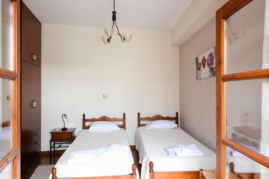 Postel nebo postele na pokoji v ubytování Villa Saint George Stone Costa Demetriou