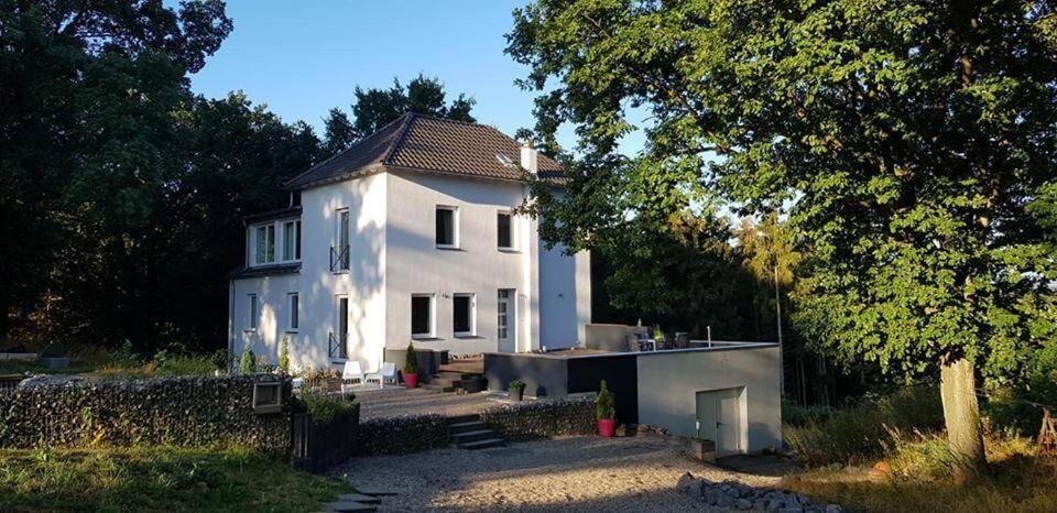 a large white house with a fence in front of it at GUTE ZEIT Ferienwohnung in Rheinbrohl