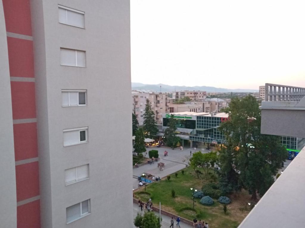 Nespecifikovaný výhled na destinaci Kumanovo nebo výhled na město při pohledu z apartmánu