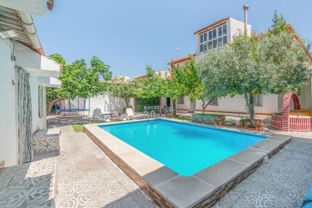 a swimming pool in the backyard of a house at El Cortijo de Palma in Villarejo de Salvanés