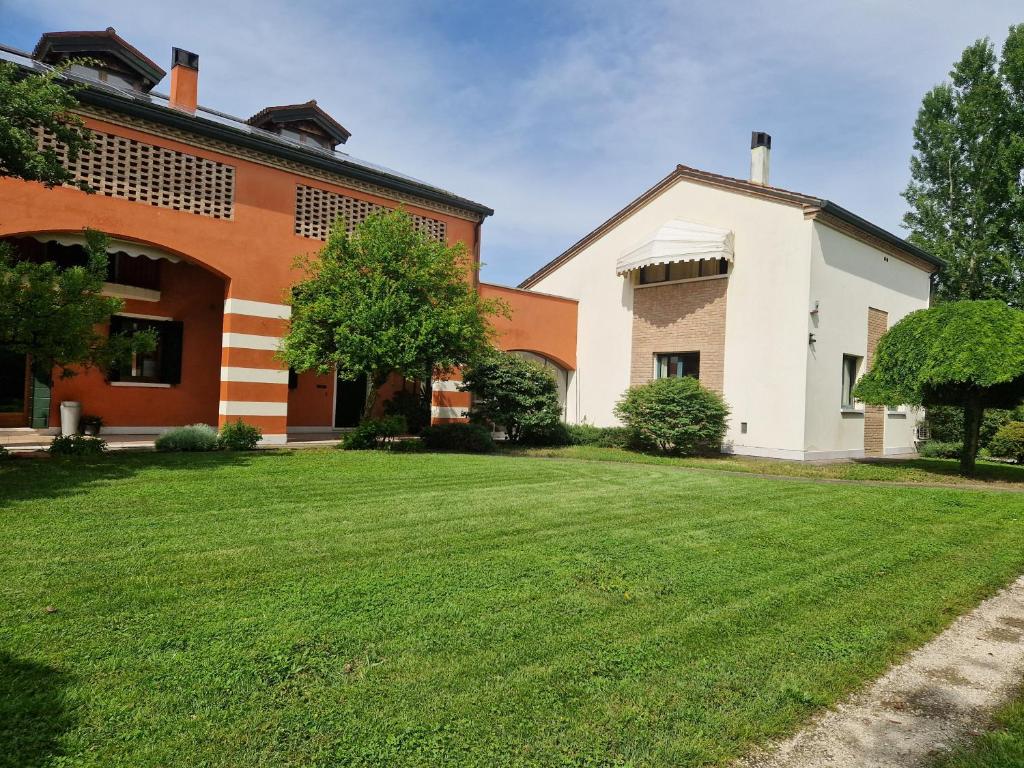 una vista exterior de una casa con patio en BikeBnB, en Mira