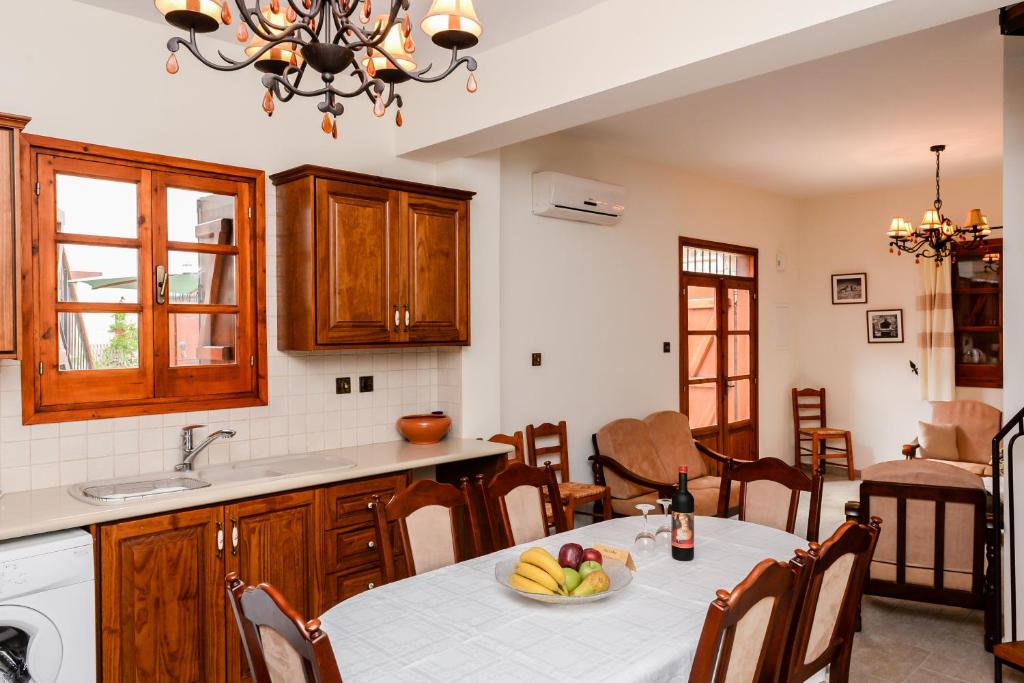 Fotografie z fotogalerie ubytování Villa Saint George Stone Costa Demetriou v destinaci Kathikas