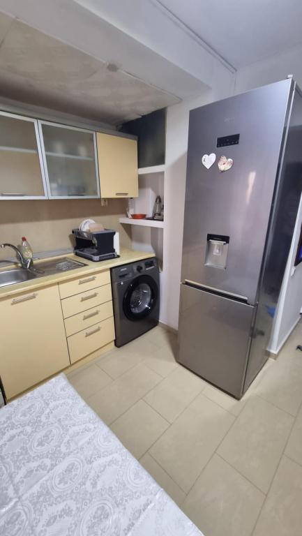 eine Küche mit einem Kühlschrank und einer Waschmaschine in der Unterkunft Garsoniera spațioasă in Constanţa