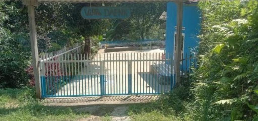 a blue gate with a sign for a driveway at Villa Daenk Bogor in Cinagara