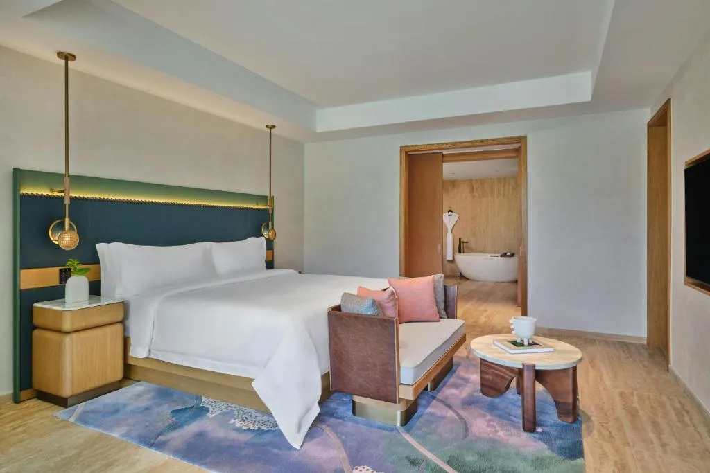 One-Bedroom King Suite with Pool Access