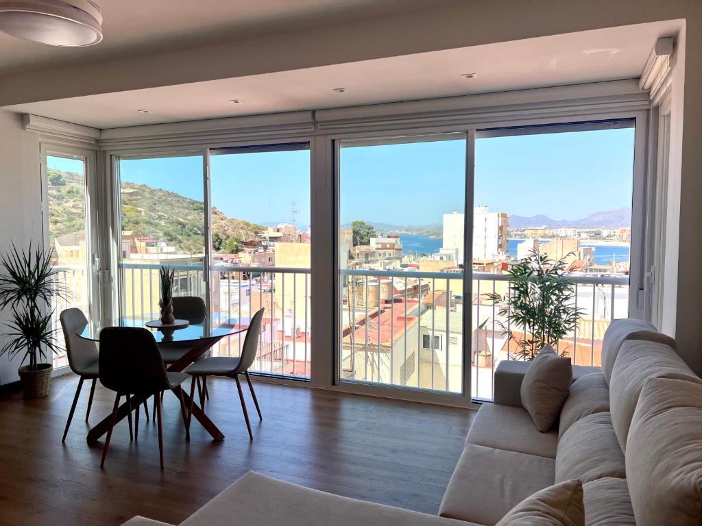 ein Wohnzimmer mit Sofa und Tisch in der Unterkunft Recién reformado! Oasis de lujo con vistas panoramicas in Águilas