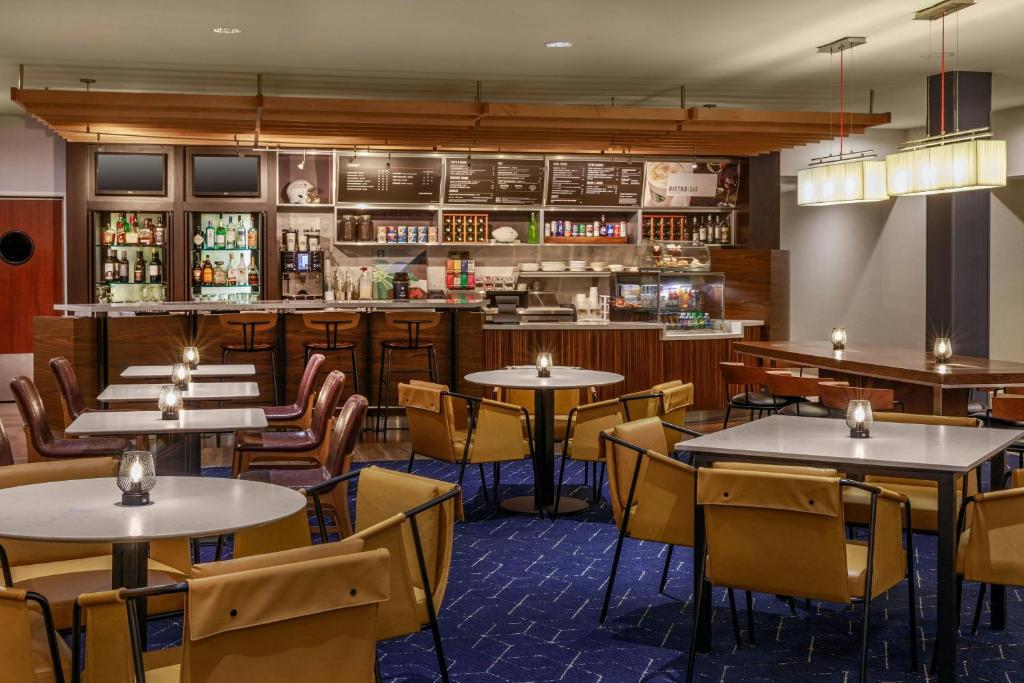 Lounge nebo bar v ubytování Courtyard by Marriott Oneonta