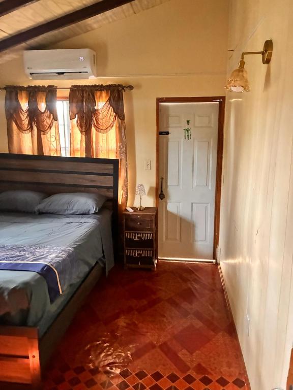 Postel nebo postele na pokoji v ubytování AJs Cottage Escape