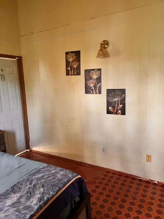 Postel nebo postele na pokoji v ubytování AJs Cottage Escape