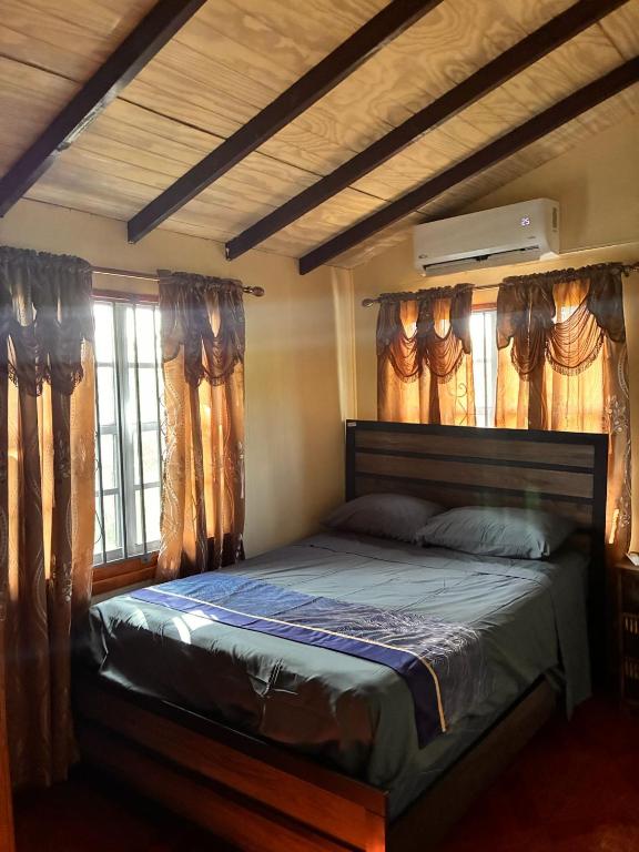 Postel nebo postele na pokoji v ubytování AJs Cottage Escape