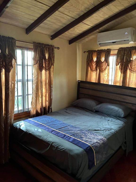 Postel nebo postele na pokoji v ubytování AJs Cottage Escape