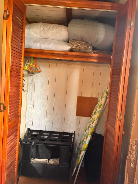 Palanda nebo palandy na pokoji v ubytování AJs Cottage Escape