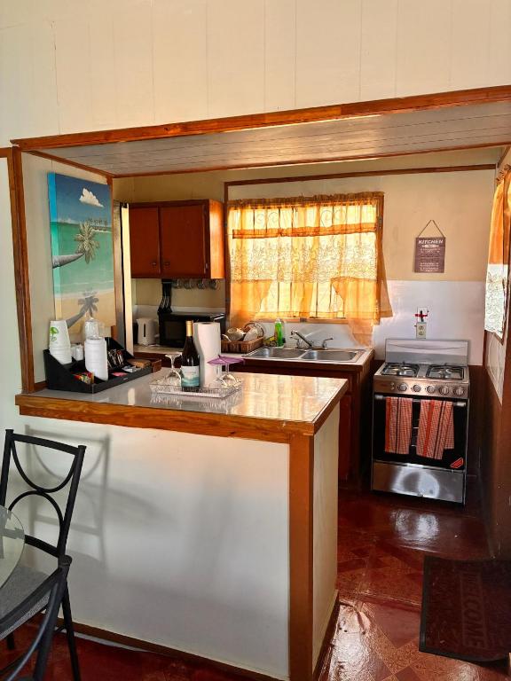 Kuchyň nebo kuchyňský kout v ubytování AJs Cottage Escape