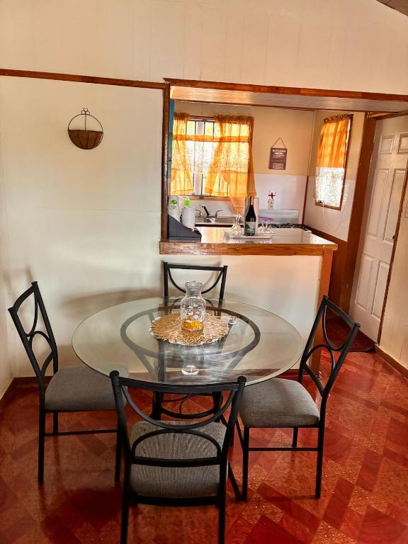 Kuchyň nebo kuchyňský kout v ubytování AJs Cottage Escape