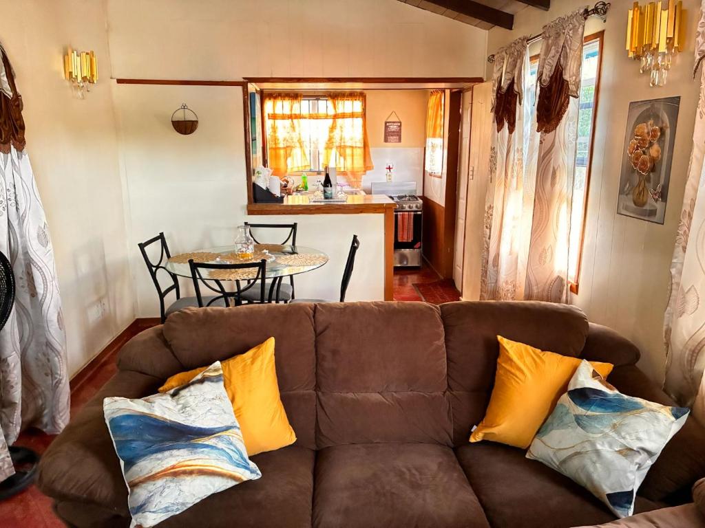 Posezení v ubytování AJs Cottage Escape