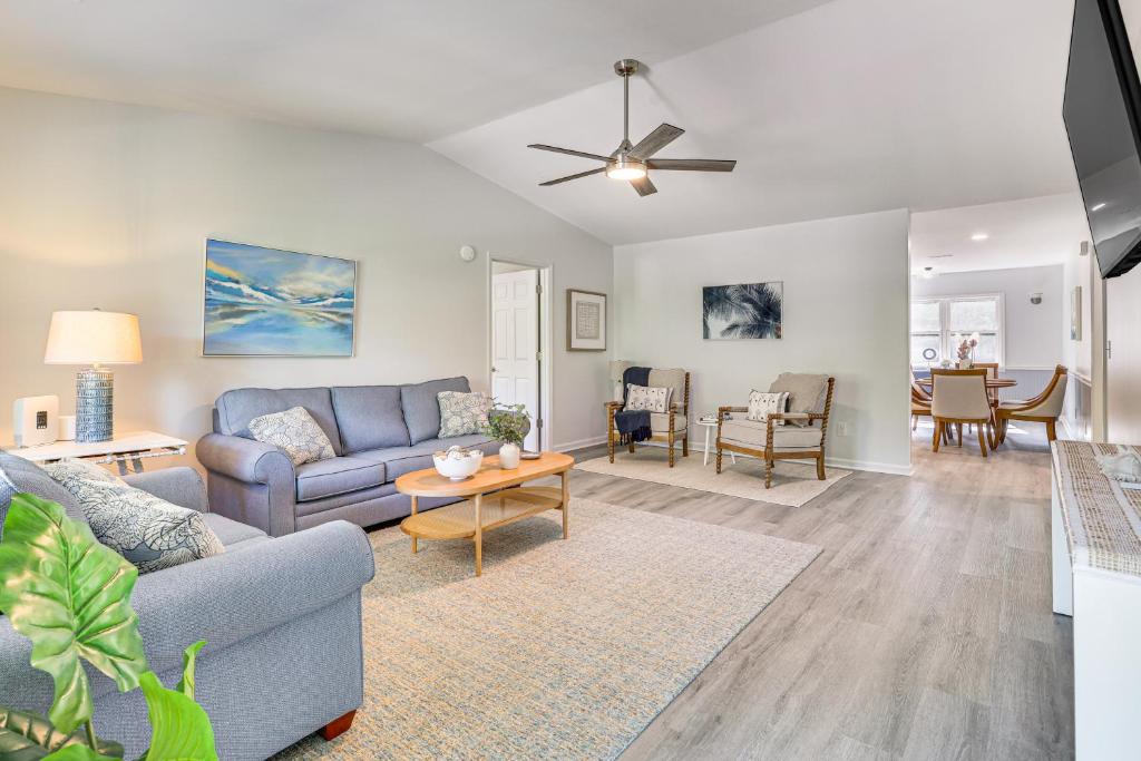 Newly Renovated Home in Oak Island! في أوك آيلاند: غرفة معيشة بها أريكة وطاولة
