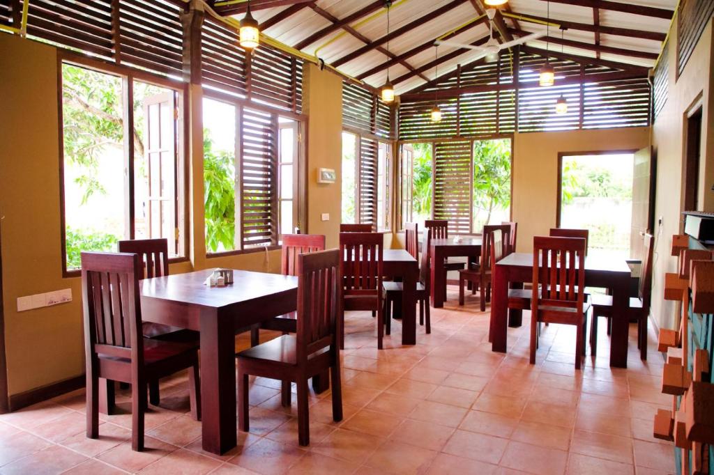 Restaurace v ubytování Woodgrove Cabanas