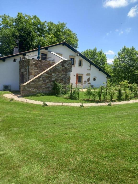 a house with a staircase on top of a grass field at Selaurua in Sare