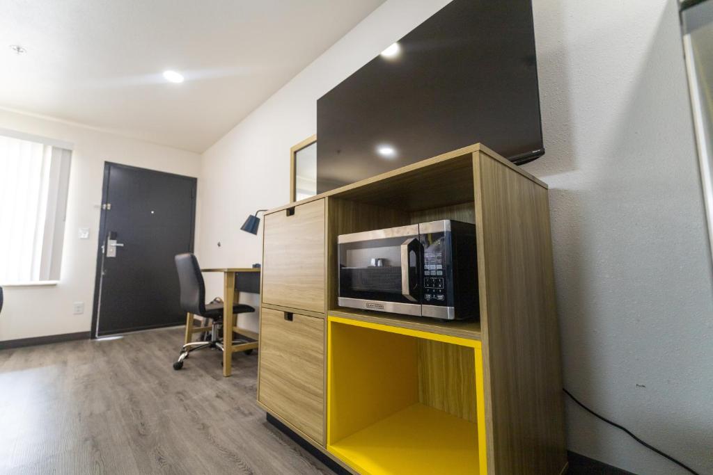 Kuchyň nebo kuchyňský kout v ubytování Super 8 by Wyndham Jasper TX