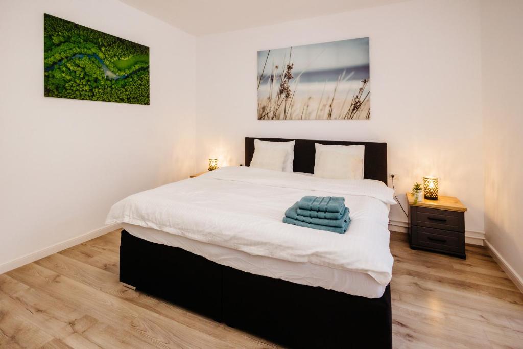 アラドにあるDowntown Escapeの白いシーツが敷かれた大きなベッドのある寝室