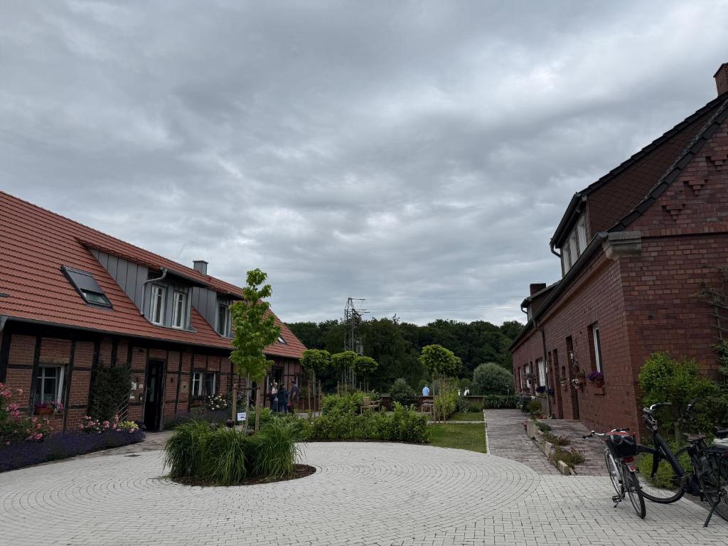 a cobblestone walkway between two buildings in a town at Ferienwohnungen Beveraue in Ostbevern
