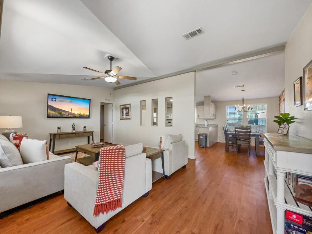 Зона вітальні в Old Whitmer Place Apache Junction