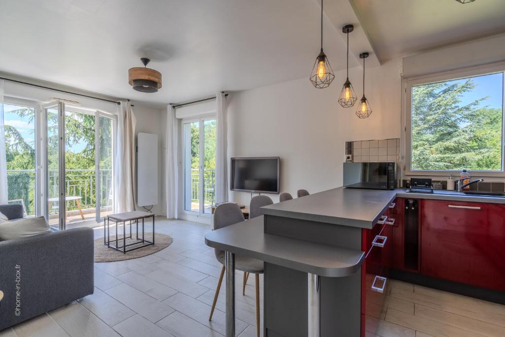 une cuisine et un salon avec une table et des chaises dans l'établissement Appartement central 6 personnes à 10 minutes de Disneyland, à Montévrain