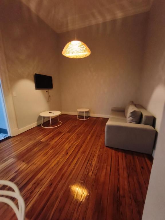 un salon avec un canapé et une télévision dans l'établissement The Obelisk Corner 3, à Buenos Aires