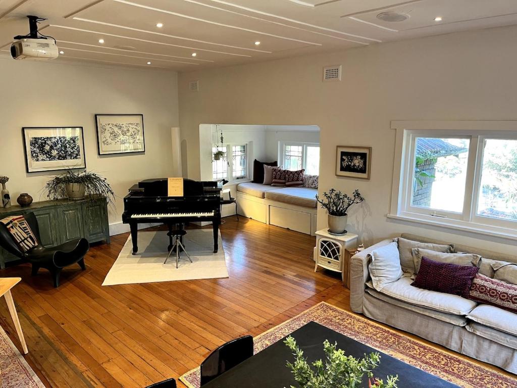 Χώρος καθιστικού στο Spacious Beachside Apartment