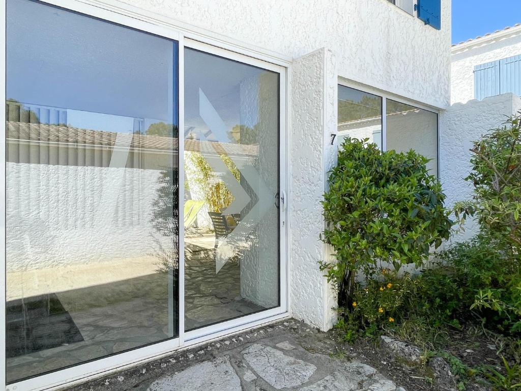 Photo de la galerie de l'établissement Villa Spacieuse 5 Pièces, 8 Pers, 500m Mer, Patio, Parking, La Palmyre - FR-1-705-75, aux Mathes