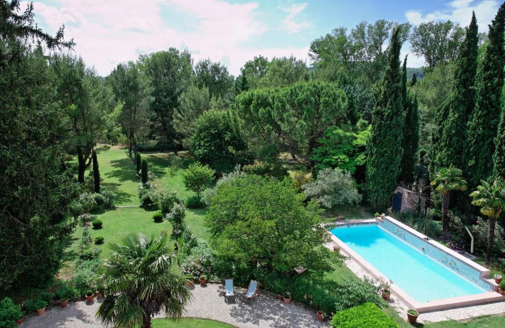 eine Luftansicht auf einen Garten mit einem Pool in der Unterkunft Le Domaine de Saint Veran in Orgon