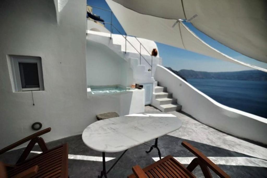 Villa Felicitous Oia Santorini Caldera Views Outdoor Hot Tub Sleeps 3