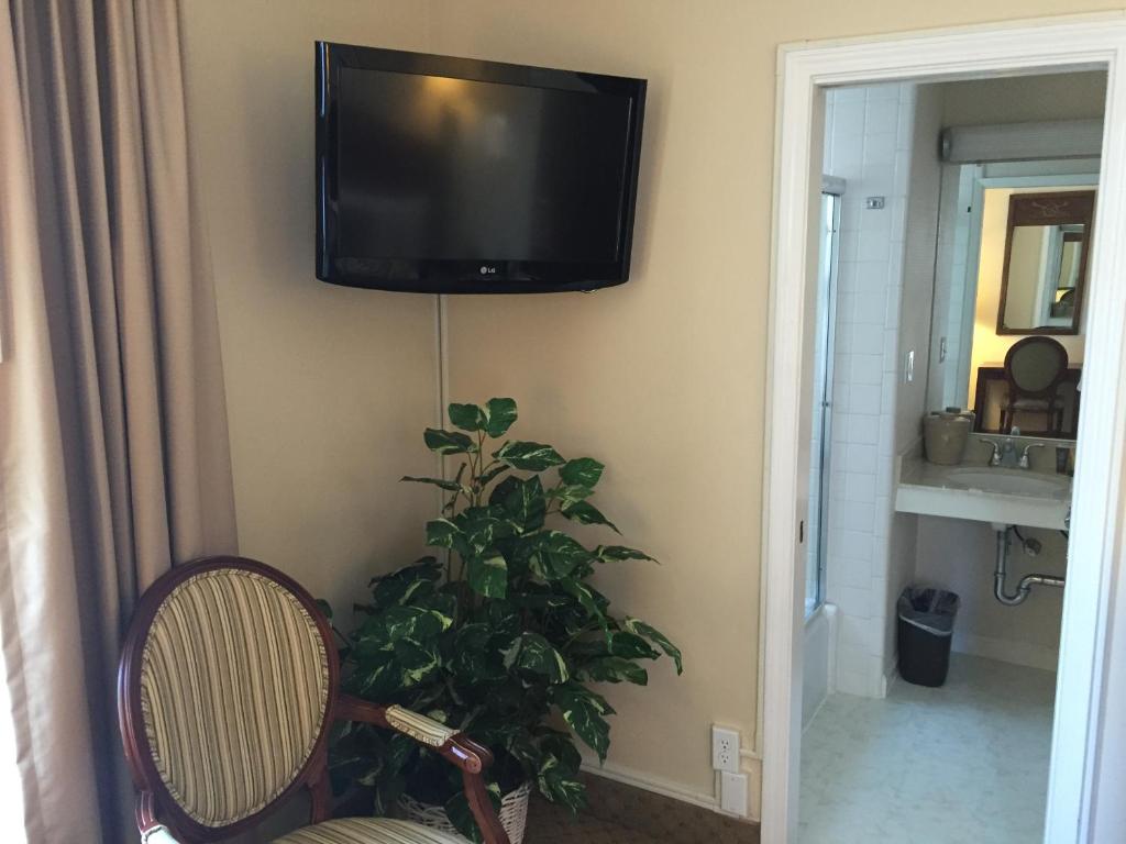 Hotel Amariにあるテレビまたはエンターテインメントセンター