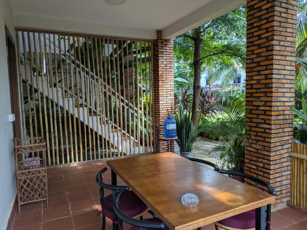 Coconut Lodge 2