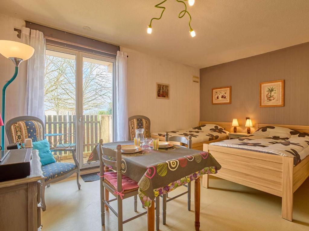 Postel nebo postele na pokoji v ubytování Studio confortable avec balcon pour 2 à Barbotan-les-Thermes, animaux admis, parking et wifi - FR-1-841-43