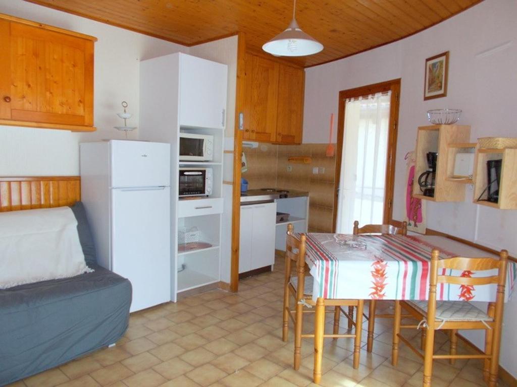 Η κουζίνα ή μικρή κουζίνα στο T2 lumineux avec terrasse sud, parking et Wifi à Barbotan - FR-1-841-42