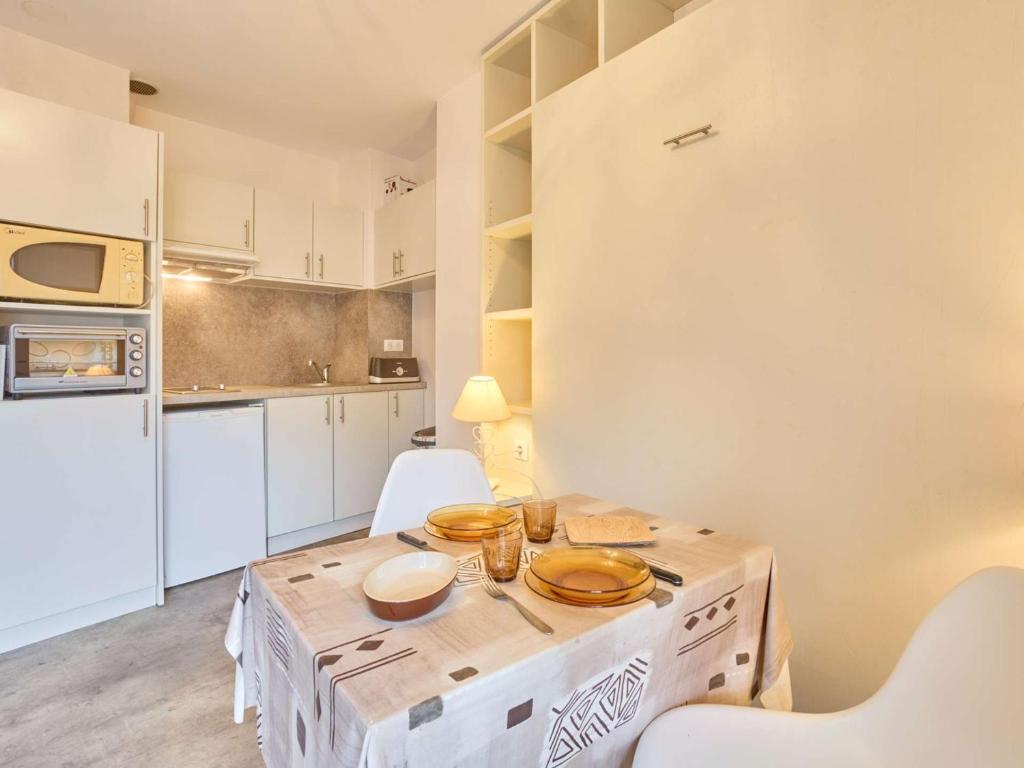 Η κουζίνα ή μικρή κουζίνα στο Studio central avec balcon, proche Thermes - FR-1-841-21