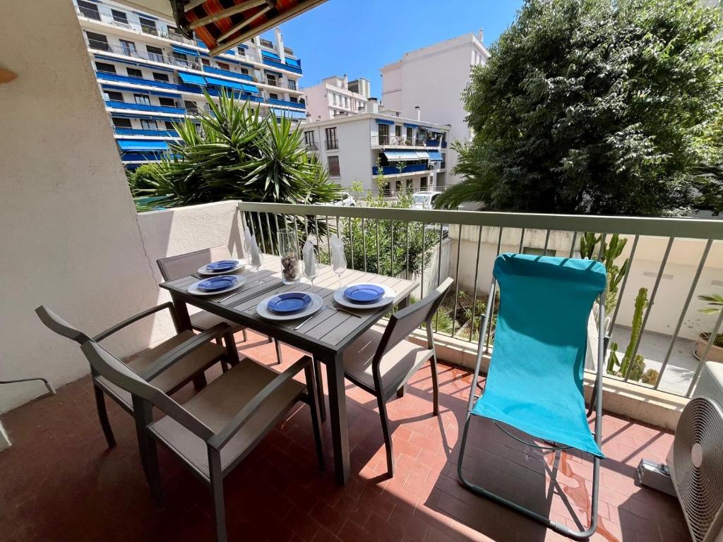 un balcon avec une table et des chaises sur un balcon dans l'établissement L'Hacienda, à Antibes