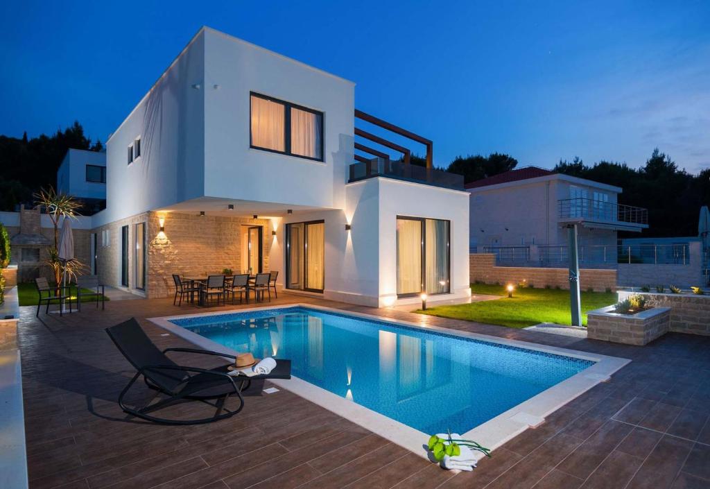 Bazén v ubytovaní Seafront Ciovo Villa Villa Trogir Deluxe Dva 6 Beautiful Bedrooms Private Pools Sea Front - Sauna alebo v jeho blízkosti