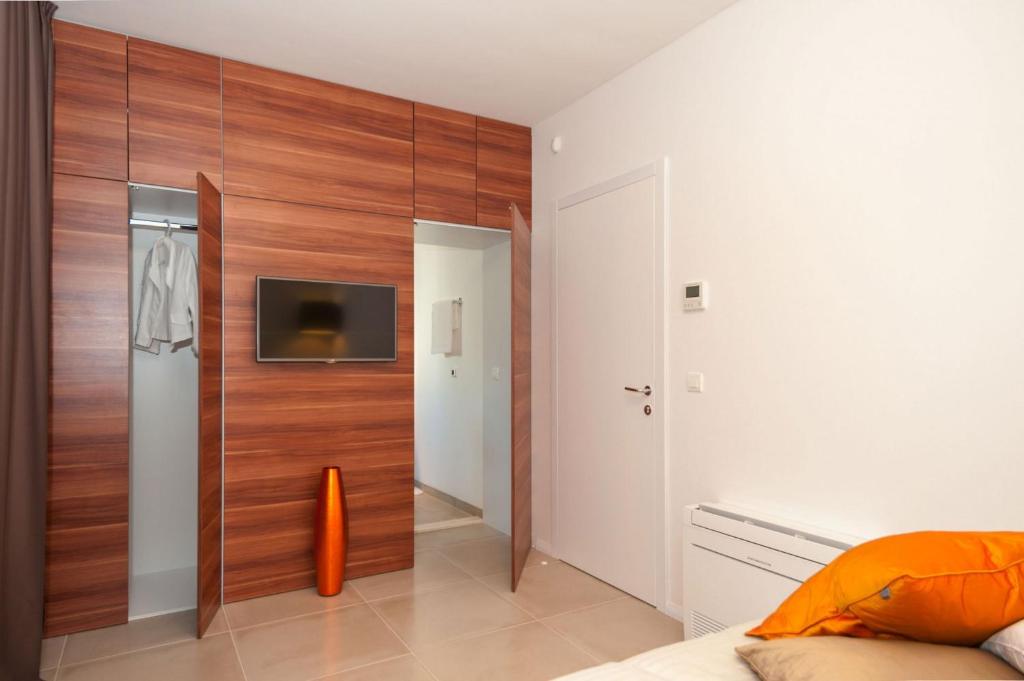 Posteľ alebo postele v izbe v ubytovaní Seafront Ciovo Villa Villa Trogir Deluxe Dva 6 Beautiful Bedrooms Private Pools Sea Front - Sauna