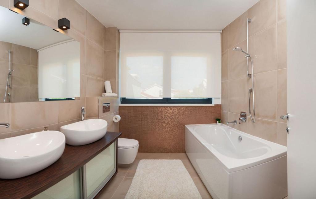 Kúpeľňa v ubytovaní Seafront Ciovo Villa Villa Trogir Deluxe Dva 6 Beautiful Bedrooms Private Pools Sea Front - Sauna