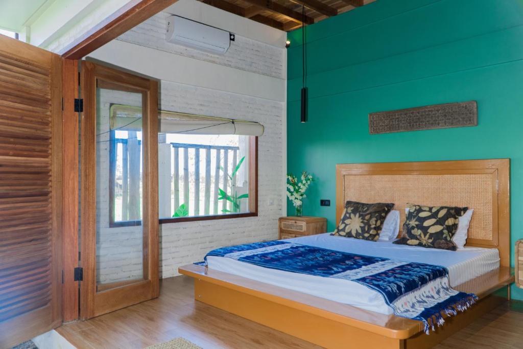 Postel nebo postele na pokoji v ubytování Mantra Yoga Homestay