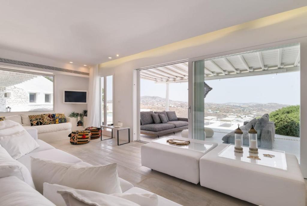 Fotografie z fotogalerie ubytování Exclusive Above Nammos Villa Villa Mystique Overlooking Famous Nammos Barrestaurant Infinity Pool Outdoor Bar And Bbq Mykonos v destinaci Psarou