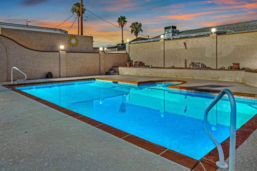 a swimming pool on the roof of a building at Havasu Coral Sun Pool Garage RV Parking in Lake Havasu City