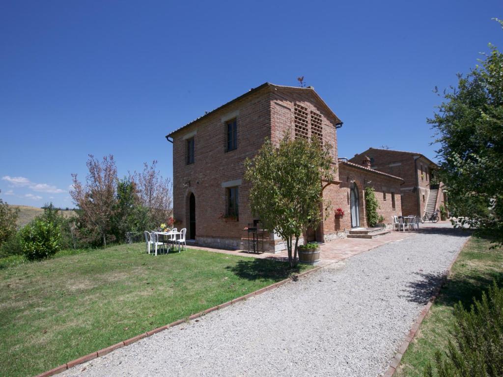 カステルヌオーヴォ・ベラルデンガにあるLovely farmhouse in Tuscany with panoramic viewの砂利道付家の外観